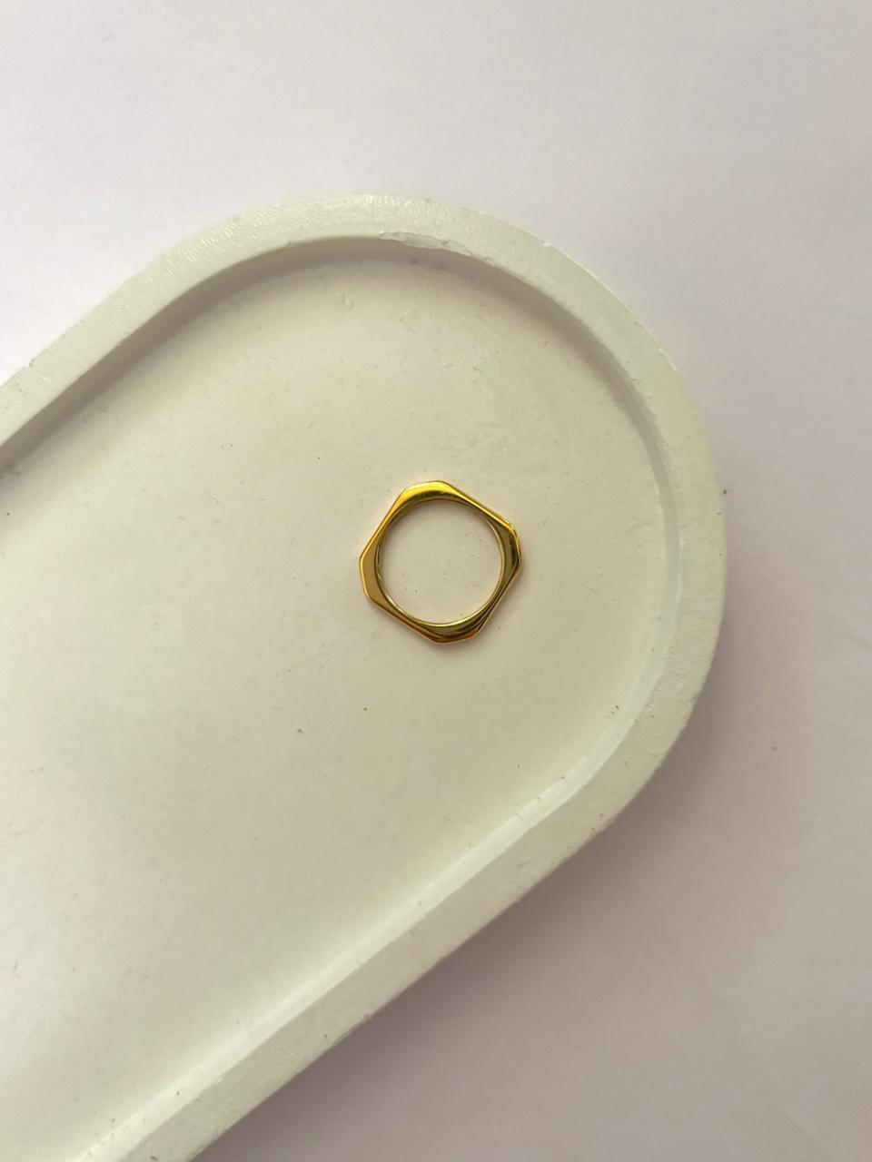 Minimal Gold Curve Ring