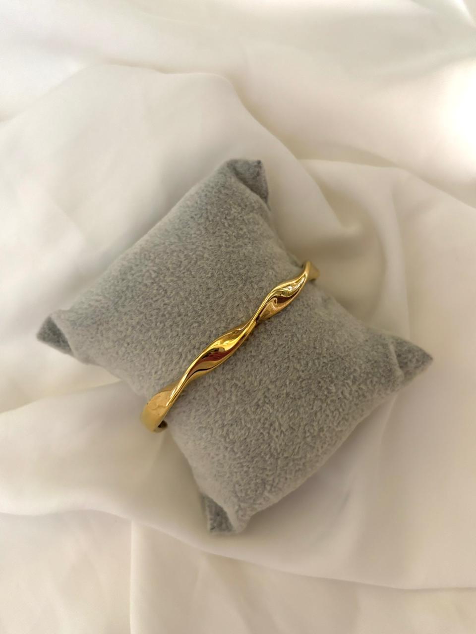 Serene Twist Gold Bracelet