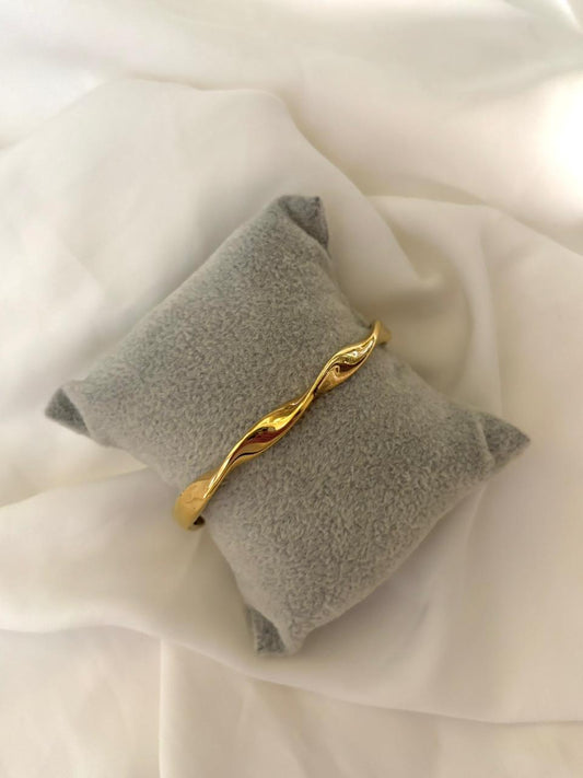 Serene Twist Gold Bracelet